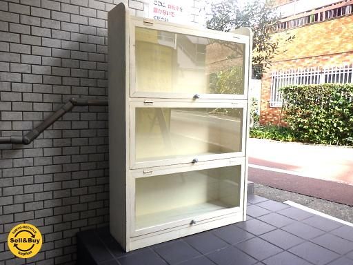 シャビーシック 3段 ガラスブックケース ガラスキャビネット フラップ扉 □