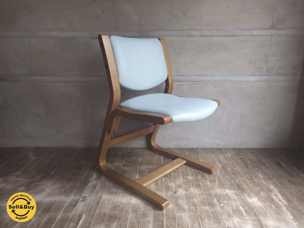 ベネッセとカリモクが子供向けにコラボした椅子です。 itechstore.ec
