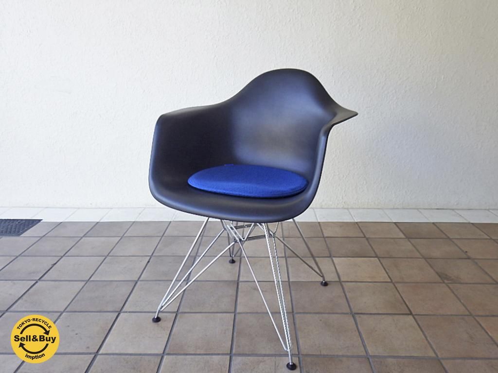 ヴィトラ Vitra イームズ アームシェルチェア ブラック エッフェルベース Modernicaクッション付き ハーマンミラー社取扱い Herman Miller Tokyo Recycle Imption 東京 世田谷のリサイクルショップ デザイナーズ 北欧家具の販売 買取