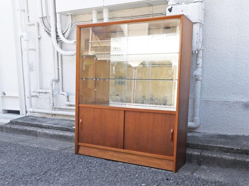 ハーバート E. ギブス ファニチャー HERBERT E. GIBBS FURNITURE 英国 70's ビンテージ チーク材 ガラスキャビネット 飾り棚 ショーケース 陳列棚 書棚 店舗什器 ◇ - TOKYO RECYCLE imption | 東京・世田谷のリサイクルショップ デザイナーズ・北欧家具の販売・買取 ハーバート E. ギブス ファニチャー HERBERT E. GIBBS FURNITURE 英国 70's ビンテージ チーク材 ガラスキャビネット 飾り棚 ショーケース 陳列棚 書棚 店舗什器 ◇ - TOKYO RECYCLE imption | 東京・世田谷のリサイクルショップ デザイナーズ・北欧家具の販売・買取