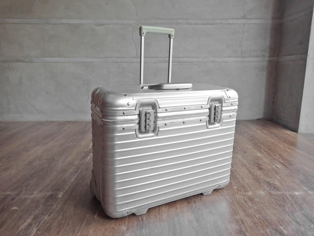 美品　希少品　リモワ　パイロットRIMOWA　トパーズ の950.51　縦型