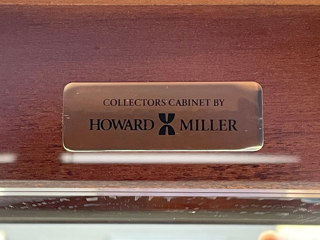 ハワードミラー Howard Miller ガラスキュリオケース ライティング照明 ディスプレイキャビネット コレクションケース 飾り棚 鍵付 US家具 〓