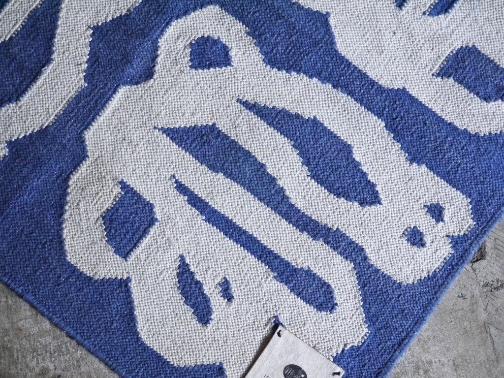ムムス MUM's スクエアラグ Babulal ホワイト × ブルー カーペット 90cm 手織り絨毯 フィンランド ■
