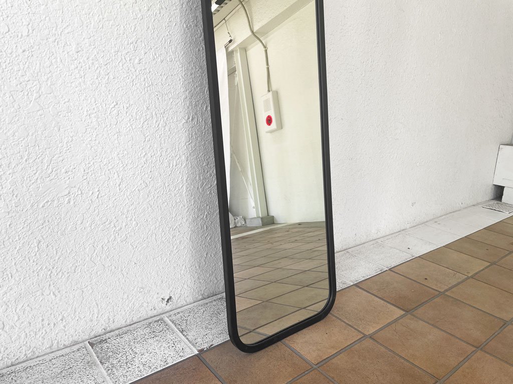 アンブラ UMBRA ハブ ラーニング Hub Leaning Mirror 姿見 ウォールマウント 壁掛け鏡  ミニマルデザイン 店舗什器 ◇