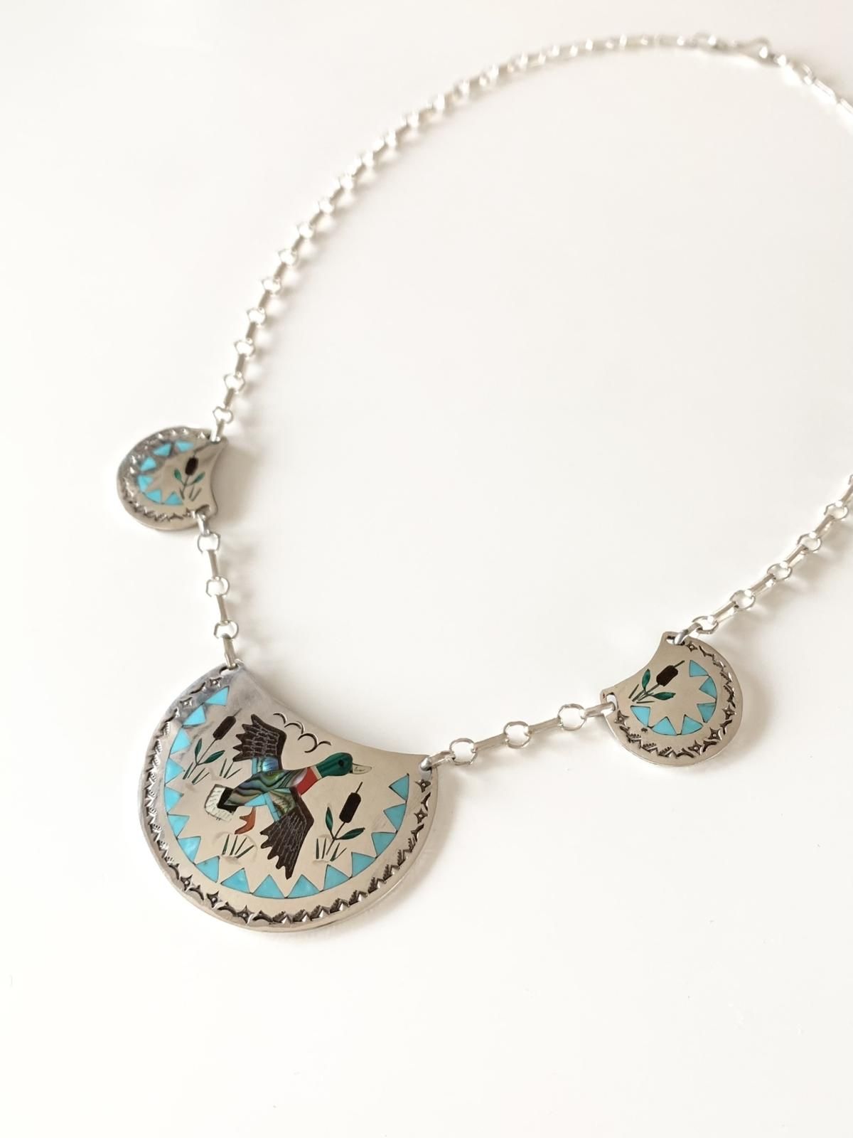 ズニ族 マルチカラーインレイ鴨ネックレス - インディアンジュエリー