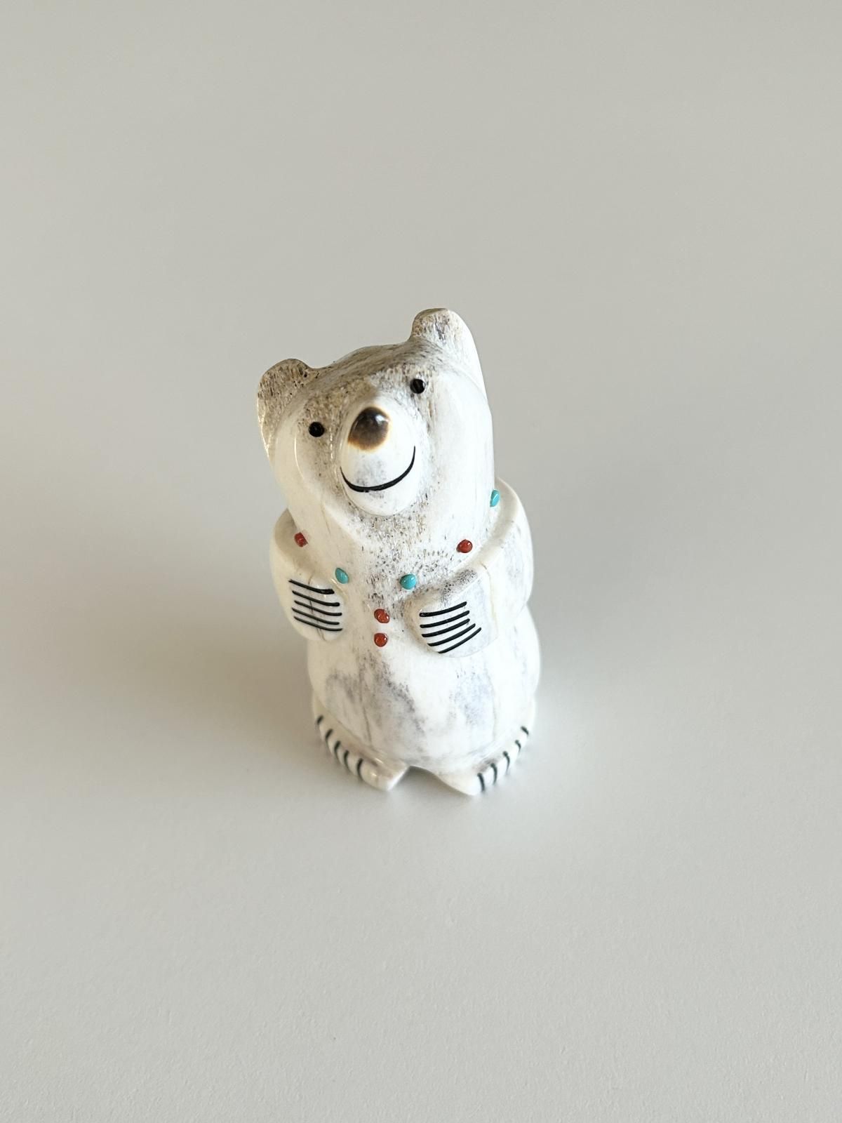 ズニ族 くまフェティッシュ（鹿の角） - インディアンジュエリー専門店