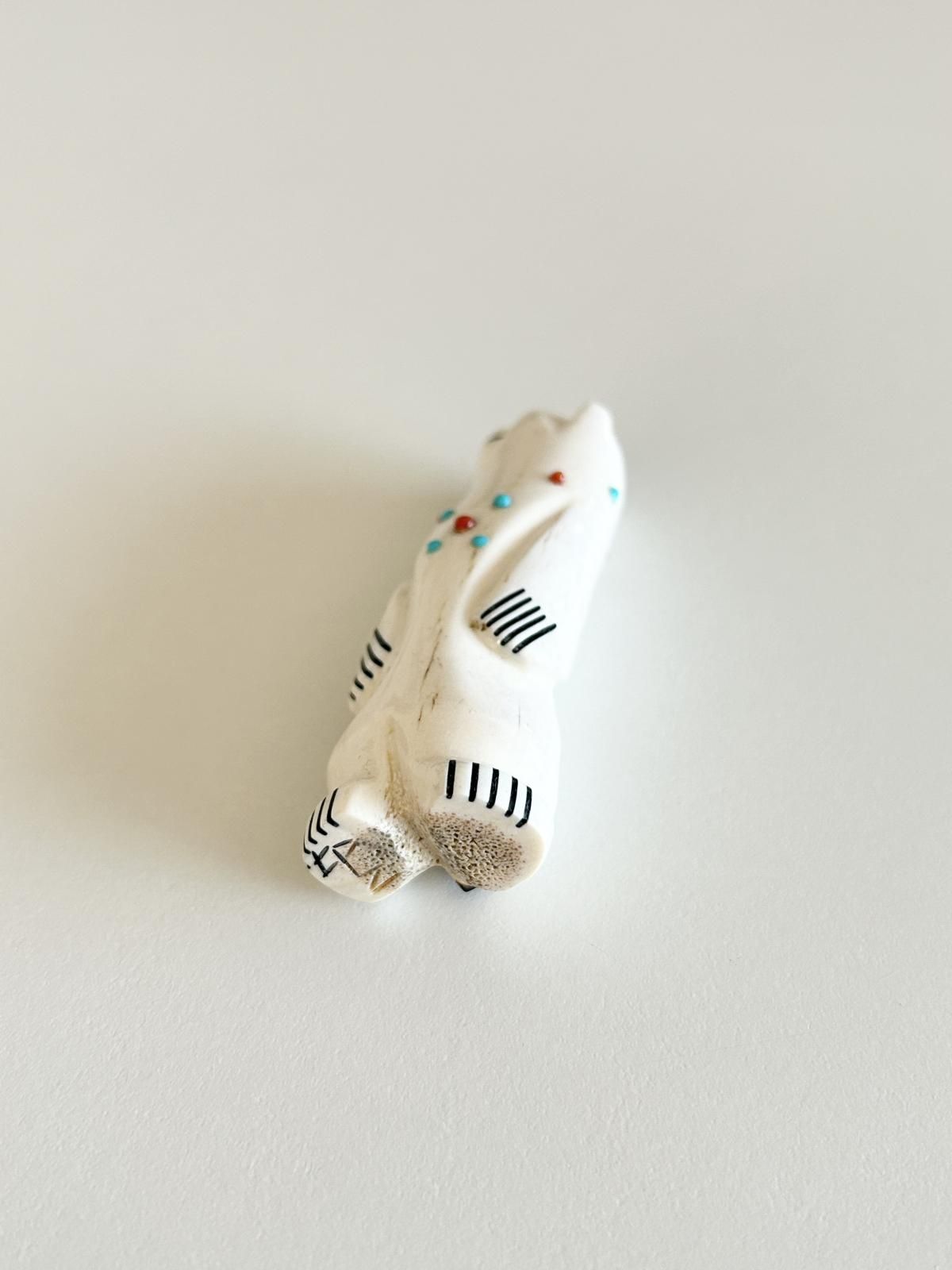 ズニ族 くまフェティッシュ（鹿の角） - インディアンジュエリー専門店