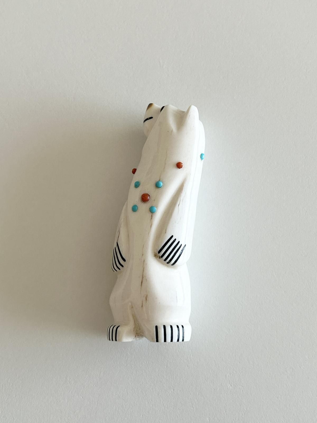 ズニ族 くまフェティッシュ（鹿の角） - インディアンジュエリー専門店