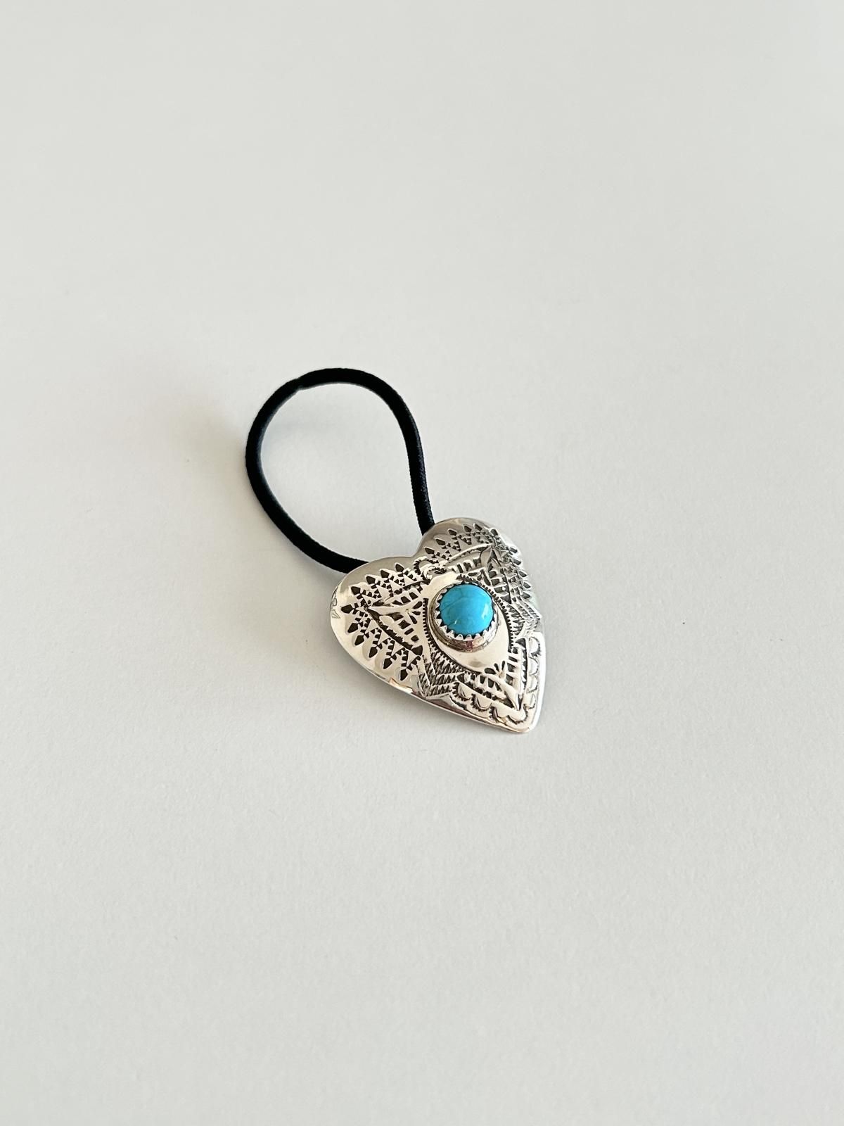 【Navajo】ハートコンチョ ヘアゴム スタンプワーク インディアンジュエリー ナバホ族 キングマンターコイズスタンプワークハートコンチョ