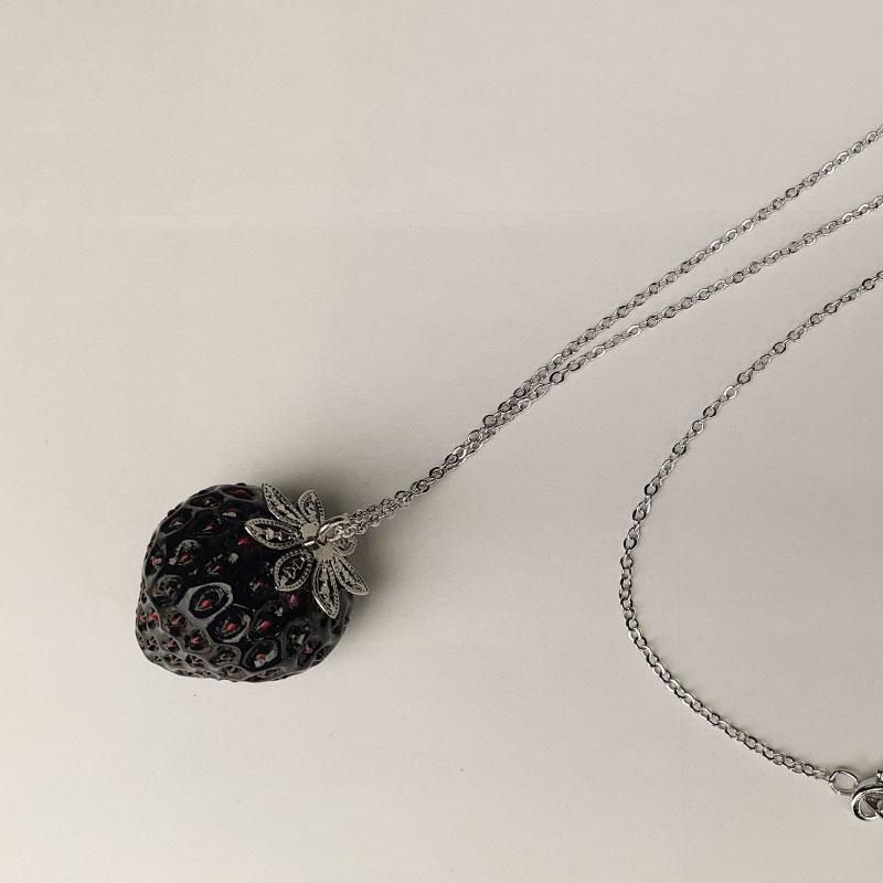 ロングチェーンいちごネックレス Long chain Strawberry