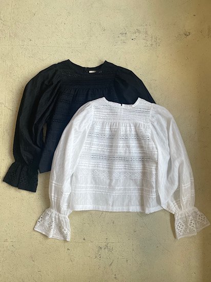 <img class='new_mark_img1' src='https://img.shop-pro.jp/img/new/icons13.gif' style='border:none;display:inline;margin:0px;padding:0px;width:auto;' />Cotton Dobby Pintuck & Lace Blouse