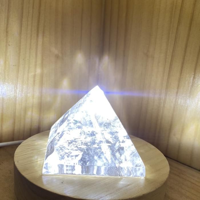 ガネッシュヒマラヤ水晶ピラミッド