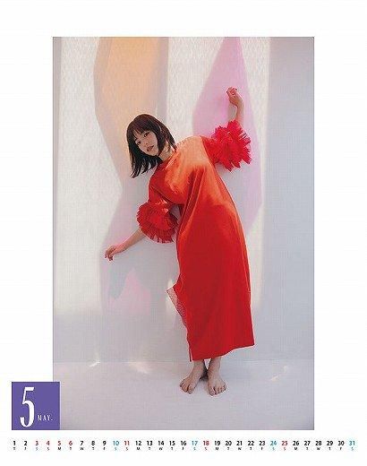 Amazon.co.jp: 當真あみ 2025 B2カレンダー サイン Z : 文房具