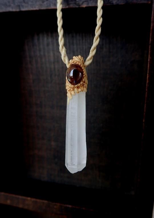 影身」天岩戸産水晶/天然石ペンダント - 天然石アクセサリー 影身」天岩戸産水晶/天然石ペンダント - 天然石アクセサリー