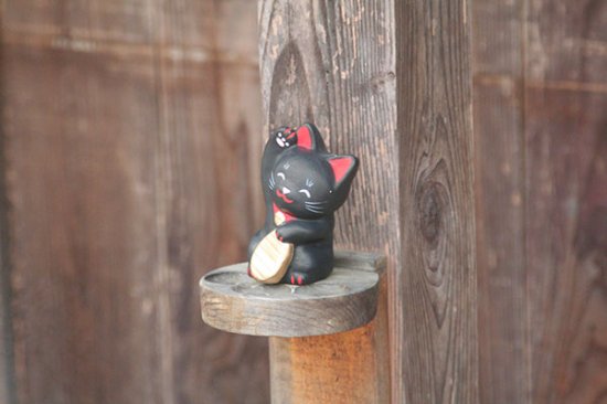小判を抱いた魔除けの黒の招き猫 - 島根の招き猫工房