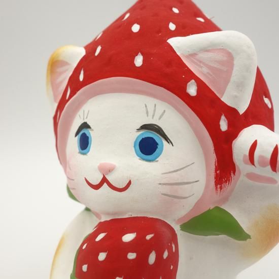 健康運アップのフルーツ招き猫いちごちゃん【長浜人形】（大きさ約10