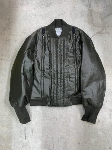 NEU_IN Pleats detail coated linen bomber jacket ニューイン プリーツコーテッドリネン ボンバージャケット