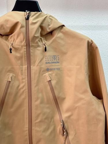 MM6 x Salomon ウィンドブレーカー　S Coffee Windbreaker branded MM6 x Salomon | MM6