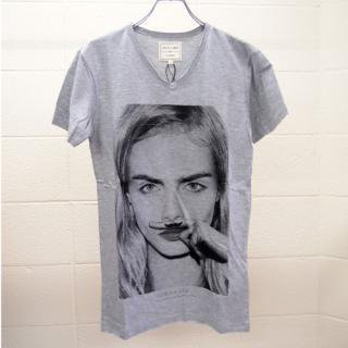 <img class='new_mark_img1' src='https://img.shop-pro.jp/img/new/icons16.gif' style='border:none;display:inline;margin:0px;padding:0px;width:auto;' />ELEVEN PARIS WOMENS Cara Delevingne T-shirt イレブン・パリ カーラ・デルヴィーニュ Ｔシャツ