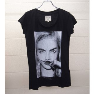 <img class='new_mark_img1' src='https://img.shop-pro.jp/img/new/icons16.gif' style='border:none;display:inline;margin:0px;padding:0px;width:auto;' />ELEVEN PARIS WOMENS Cara Delevingne  T-shirt イレブン・パリ カーラ・デルヴィーニュ Ｔシャツ