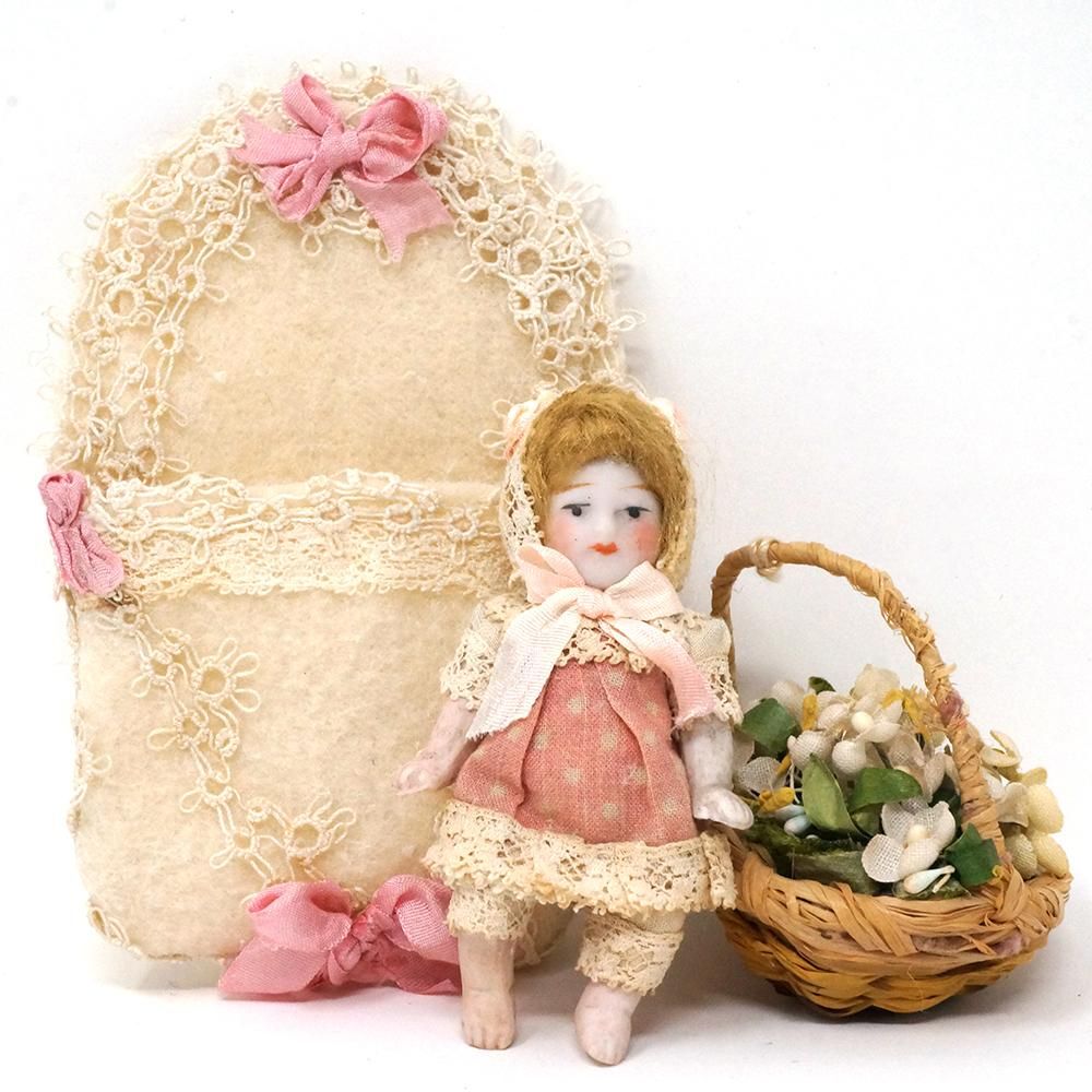 籠を持った小ビスクドール