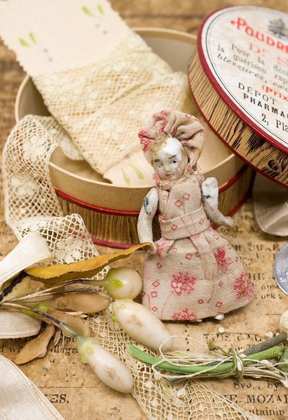 籠を持った小ビスクドール