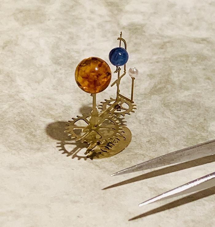 太陽系儀（Orrery/オーラリー）三球儀/琥珀版 ガラスドーム完成品