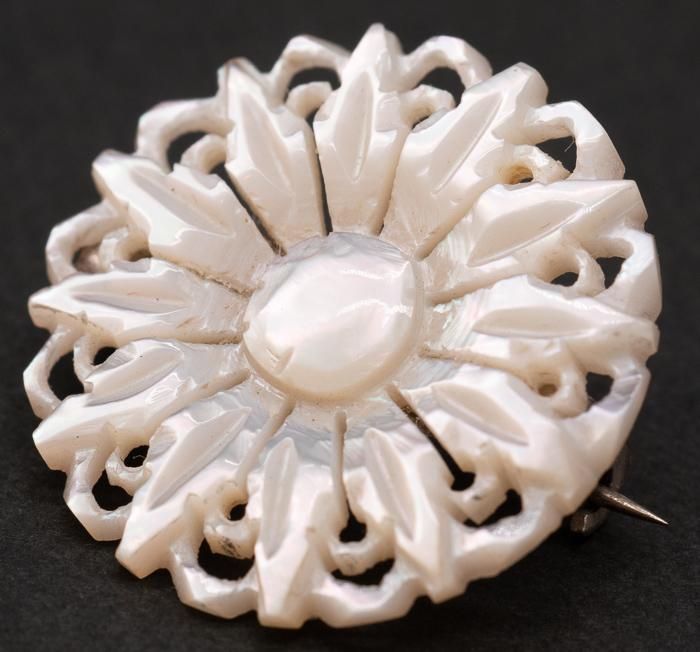 ベツレヘム マザーオブパールのブローチ 花 大きめ ベツレヘム マザーオブパールのブローチ/花 - Guignol [ギニョール