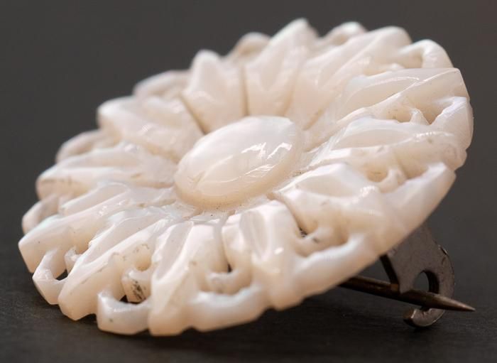 ベツレヘム マザーオブパールのブローチ/花 - Guignol [ギニョール