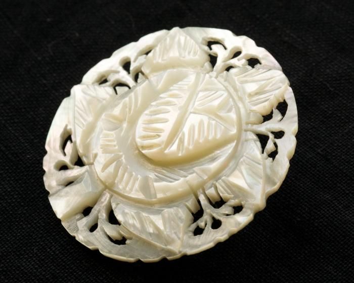 ベツレヘム マザーオブパールのブローチ 花 大きめ ベツレヘム マザーオブパールのブローチ/花（4cm） - Guignol