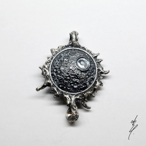 <img class='new_mark_img1' src='https://img.shop-pro.jp/img/new/icons14.gif' style='border:none;display:inline;margin:0px;padding:0px;width:auto;' />altar eclipse Pendant Top (Silver Moon)  /abst.（7月24日21時-8月7日21時販売）