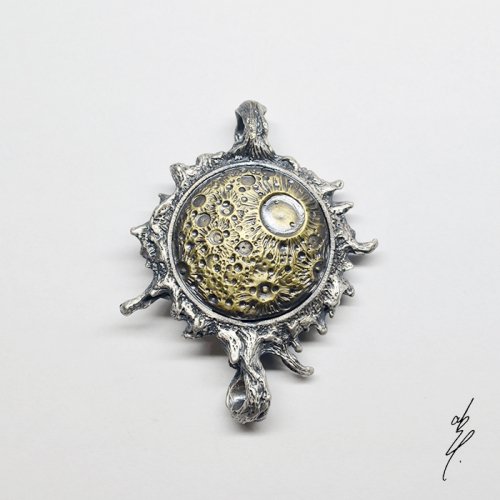 <img class='new_mark_img1' src='https://img.shop-pro.jp/img/new/icons14.gif' style='border:none;display:inline;margin:0px;padding:0px;width:auto;' />altar eclipse Pendant Top (Brass Moon) /abst.（7月24日21時-8月7日21時販売）