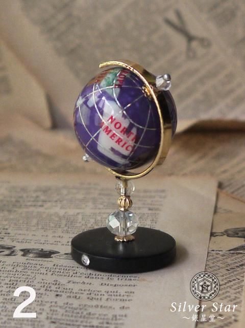 クリスタルガラスのアート作品 映る オベリスクの先頭に地球儀が