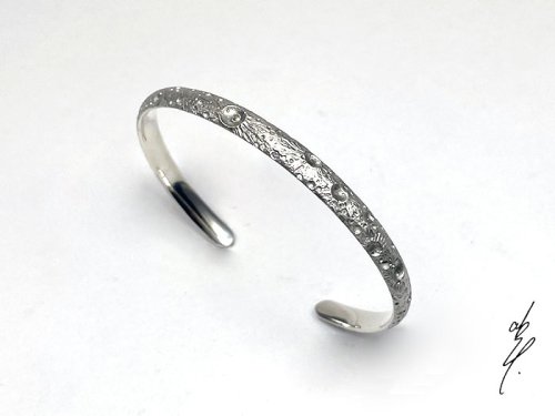 Crater Bangle 1 /abst.