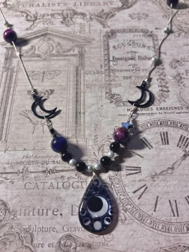Dark Moon Shell Necklace / Mai Aimheart