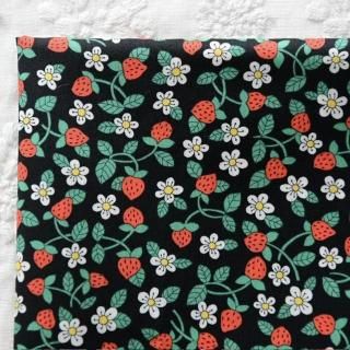 ͢Хƥȥ٥꡼ɥ꡼ࡡ֥åLiberty Tana Lawn  Strawberries and Cream