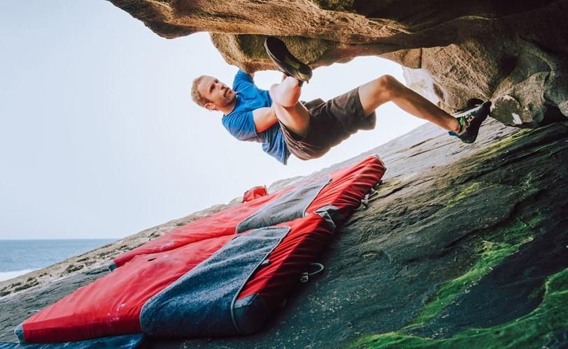 限界価格 石で出来た山と (ジオラマ) 登山者・ボルダリングの組み合せ 