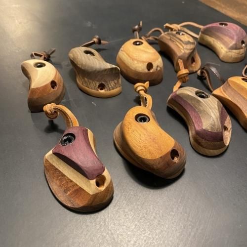 MONKEY-HOLD(モンキーホールド) HOLDER(ホルダー) ※木製ホールドキーホルダー 皮ストラップ ※一点もの - グッぼる クライミングオンライン  ボルダリング通販