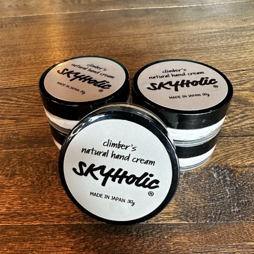SKY(スカイ) SKYHolic(スカイホリック) ハンドクリーム 30g ※クライマー特有の超乾燥肌をしっかりと保湿 ※伸びがよく、潤うのにベタつかない ※無香料