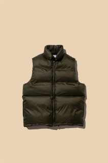 <img class='new_mark_img1' src='https://img.shop-pro.jp/img/new/icons5.gif' style='border:none;display:inline;margin:0px;padding:0px;width:auto;' />【UNLIKELY】Unlikely Simple Down Vest