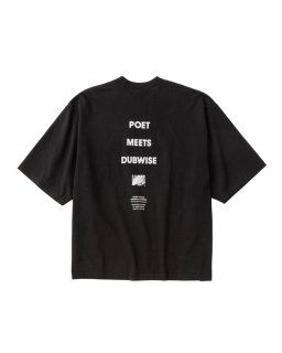 <img class='new_mark_img1' src='https://img.shop-pro.jp/img/new/icons8.gif' style='border:none;display:inline;margin:0px;padding:0px;width:auto;' />POET MEETS DUBWISEPMD Loose Fit LOGO T-Shirt