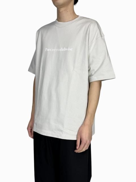 <img class='new_mark_img1' src='https://img.shop-pro.jp/img/new/icons20.gif' style='border:none;display:inline;margin:0px;padding:0px;width:auto;' />POET MEETS DUBWISEPMD LOGO LOW OVERSIZED T-SHIRT