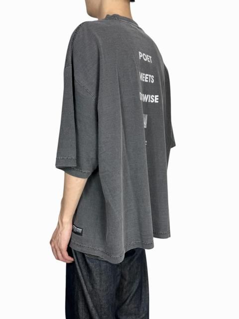 <img class='new_mark_img1' src='https://img.shop-pro.jp/img/new/icons20.gif' style='border:none;display:inline;margin:0px;padding:0px;width:auto;' />POET MEETS DUBWISEPMD LOGO Loose Fit T-Shirt
