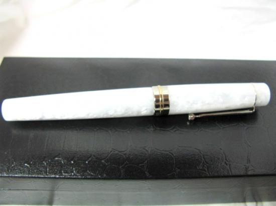 即納！ 新品 万年筆 デルタ ビンテージホワイト スペシャル