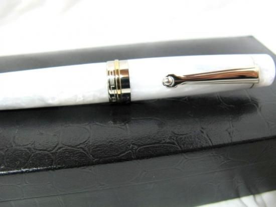 即納！ 新品 万年筆 デルタ ビンテージホワイト スペシャル