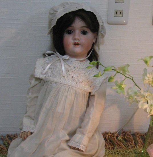 クーポン在庫有 レースをまとったコンポジションヘッドの古い人形です 