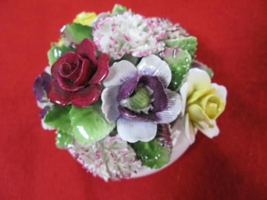 英国ロイヤルドルトンの花の陶器です。置物です。花籠 ベンディル 英国ロイヤルドルトンの花の陶器です。置物です。花籠 ベンディル