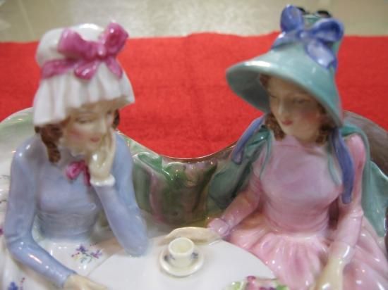 美品 ロイヤルドルトン フィギュリン アフタヌーンティー 即納！ 美品 ロイヤルドルトン フィギュリン アフタヌーンティー