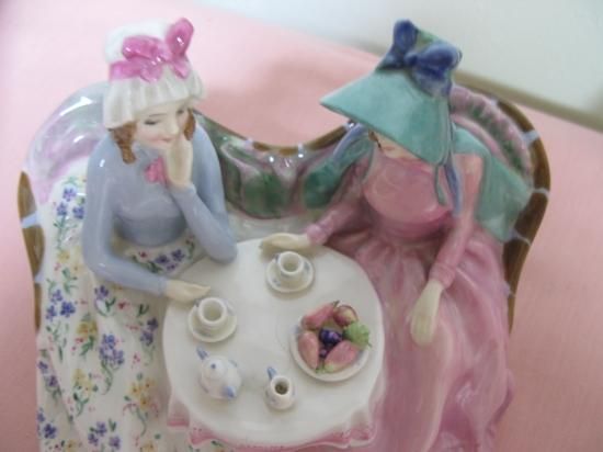 美品 ロイヤルドルトン フィギュリン アフタヌーンティー 即納！美品 ロイヤルドルトン フィギュリン アフタヌーンティー Royal