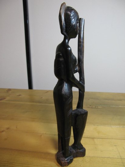 即納！アフリカ　プリミティブアート お土産 置物 木彫り 夫人オブジェ 飾り インテリア　 杵と臼のような道具を使って作業する女性 - ビスクドール  | アンティークの通販店舗【ワールドドール】